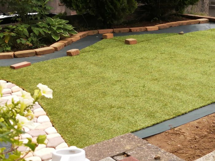 人工芝DIY 防草シートの上に小道を作り、人工芝を敷く | まめメモ DIYのこととか卵巣がんのこととか